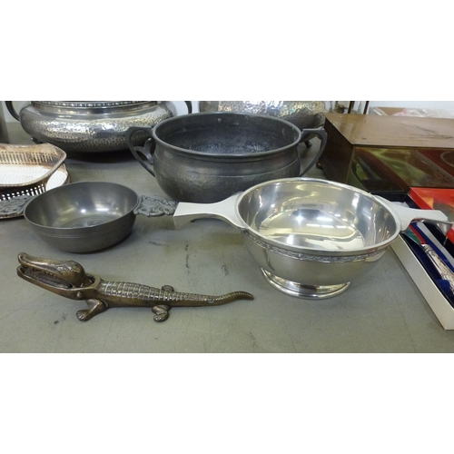 256 - Decorative and functional metalware: to include a spot-hammered pewter bowl&nbsp; 4
