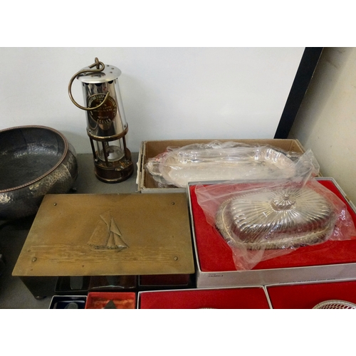 256 - Decorative and functional metalware: to include a spot-hammered pewter bowl&nbsp; 4