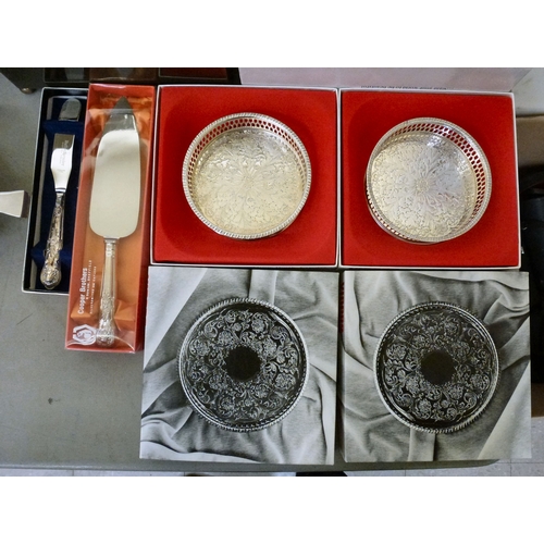 256 - Decorative and functional metalware: to include a spot-hammered pewter bowl&nbsp; 4