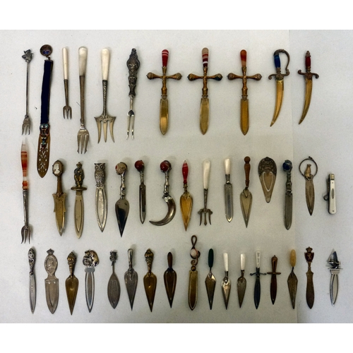 258 - A mixed lot: to include a silver bookmark, surmounted by an owl&nbsp;