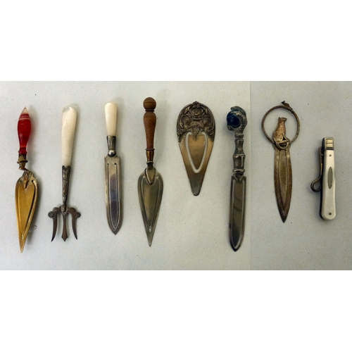 258 - A mixed lot: to include a silver bookmark, surmounted by an owl&nbsp;