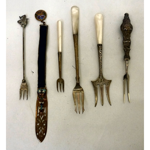 258 - A mixed lot: to include a silver bookmark, surmounted by an owl&nbsp;