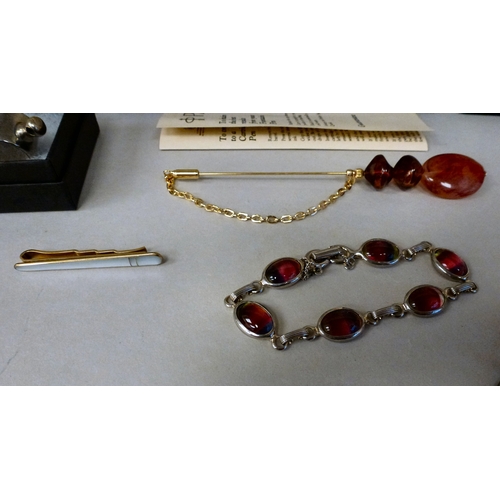 260 - A mixed lot: to include a Parker 61 gold plated fountain pen; items of personal ornament; and an 'Ac... 