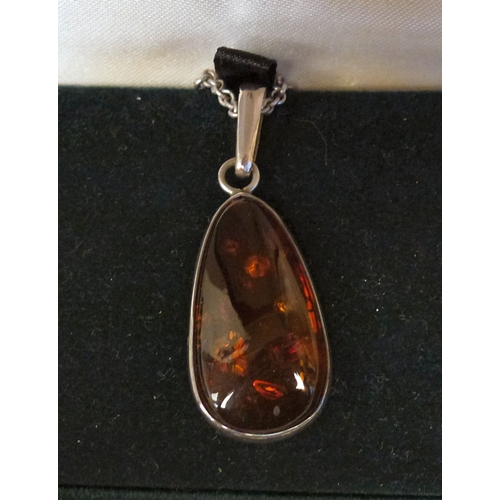 260 - A mixed lot: to include a Parker 61 gold plated fountain pen; items of personal ornament; and an 'Ac... 