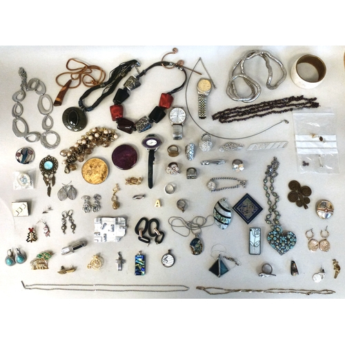 55 - Costume jewellery: to include a yellow metal brooch, fashioned as an elephant