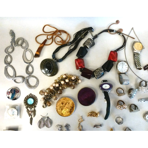 55 - Costume jewellery: to include a yellow metal brooch, fashioned as an elephant