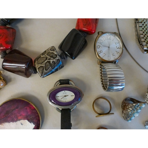 55 - Costume jewellery: to include a yellow metal brooch, fashioned as an elephant