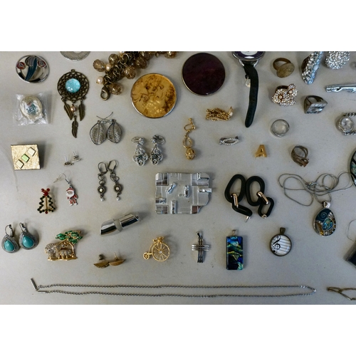 55 - Costume jewellery: to include a yellow metal brooch, fashioned as an elephant