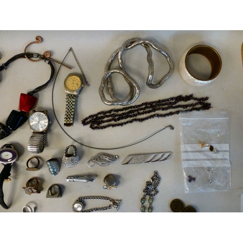 55 - Costume jewellery: to include a yellow metal brooch, fashioned as an elephant