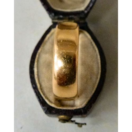 13 - An 18ct gold wedding ring&nbsp; (approx. 8.4grms)