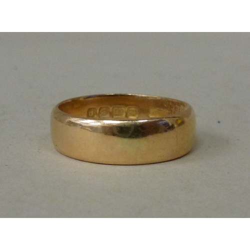 13 - An 18ct gold wedding ring&nbsp; (approx. 8.4grms)