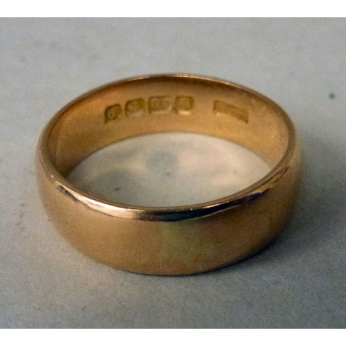 13 - An 18ct gold wedding ring&nbsp; (approx. 8.4grms)