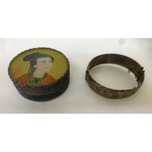 307 - Collectables: to include a hinged bangle&nbsp; stamped Sterling&nbsp; (approx. combined gross weight... 