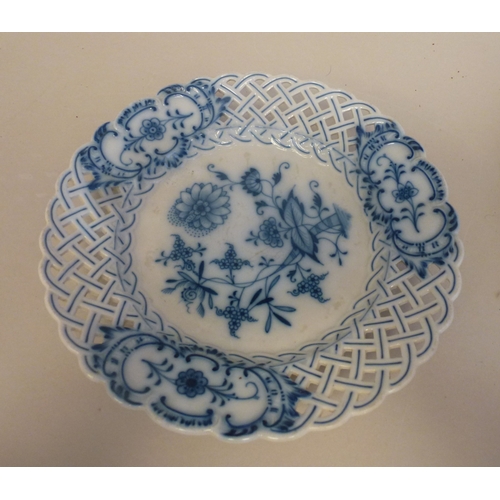 42 - A pair of late 19thC Meissen porcelain ribbon plates, each decorated in the Onion pattern&nbsp; 9