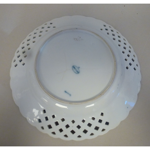 42 - A pair of late 19thC Meissen porcelain ribbon plates, each decorated in the Onion pattern&nbsp; 9