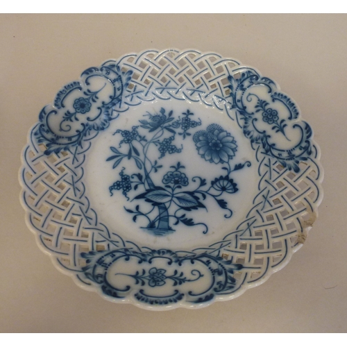 42 - A pair of late 19thC Meissen porcelain ribbon plates, each decorated in the Onion pattern&nbsp; 9