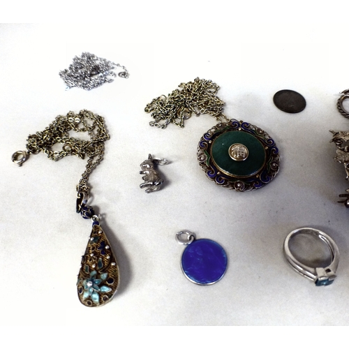 21 - Jewellery: to include a pair of Chinese white metal and enamelled pendants, each set with a jade dis... 