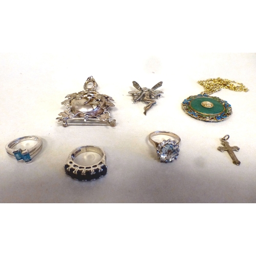 21 - Jewellery: to include a pair of Chinese white metal and enamelled pendants, each set with a jade dis... 