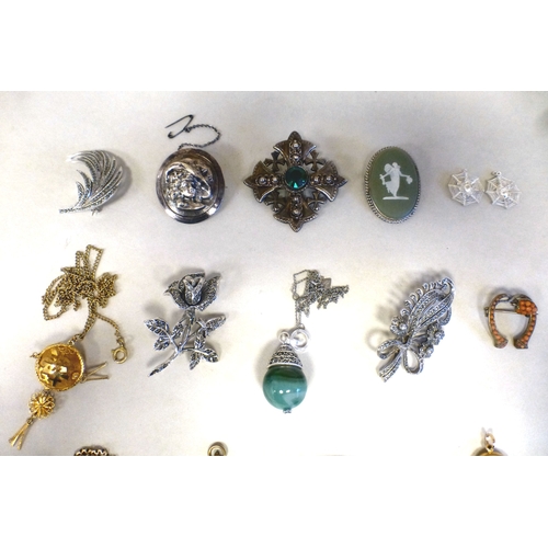 22 - Jewellery: to include a Chinese yellow metal pendant