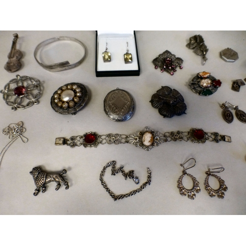 28 - Silver and white items of personal ornament: to include a 925 bangle; and a filigree floral design b... 