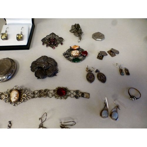 28 - Silver and white items of personal ornament: to include a 925 bangle; and a filigree floral design b... 
