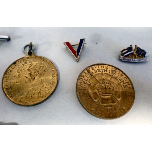 29 - Military and similar items of personal ornament and small collectables: to include two RAF pins(Plea... 