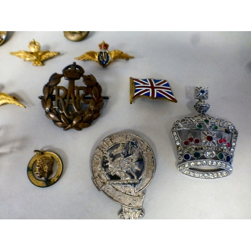 29 - Military and similar items of personal ornament and small collectables: to include two RAF pins(Plea... 