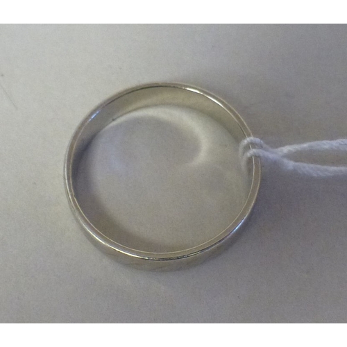 38 - An 18ct white gold wedding ring&nbsp; (approx. 2.4grms)&nbsp;