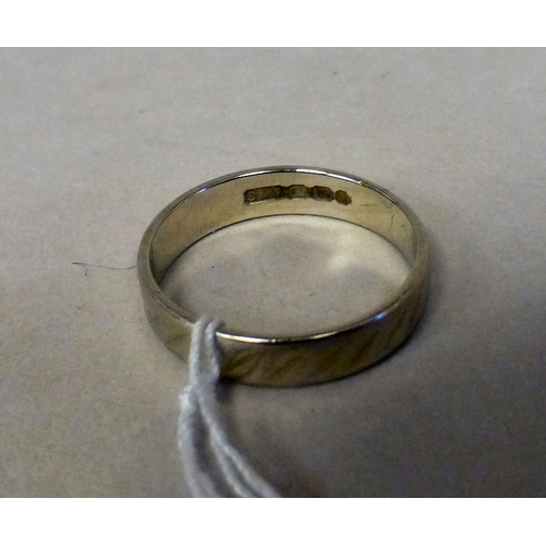 38 - An 18ct white gold wedding ring&nbsp; (approx. 2.4grms)&nbsp;
