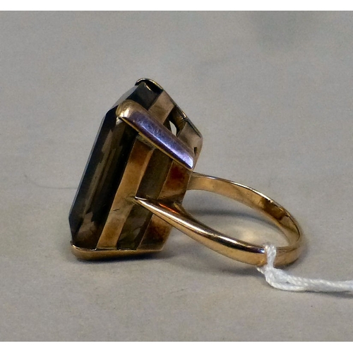 5 - A 9ct gold smoky quartz set ring&nbsp; (approx. 9grms)