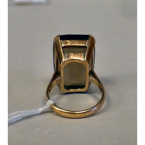 5 - A 9ct gold smoky quartz set ring&nbsp; (approx. 9grms)