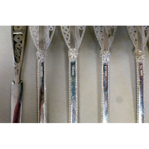 50 - 830 grade silver collectables: to include a pair of filigree spoons&nbsp; (approx. combined gross we... 