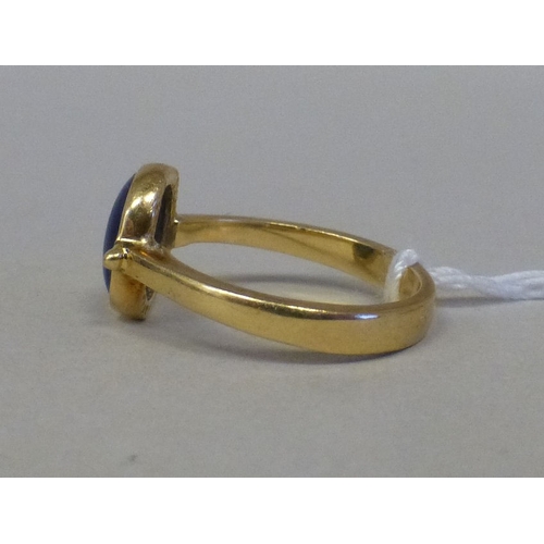 54 - A yellow metal ring, set with a blue stone&nbsp; stamped 750&nbsp; (approx. 4.6grms)