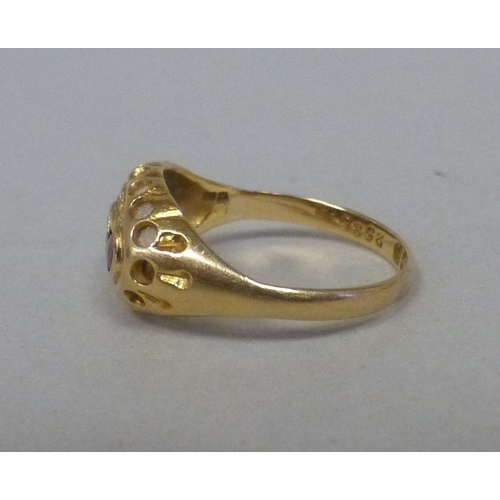 60 - An antique 18ct gold ring&nbsp; (approx. 2.2grms)