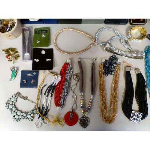 24 - Costume jewellery: to include a Kendall & James gold tone, hinged bangle