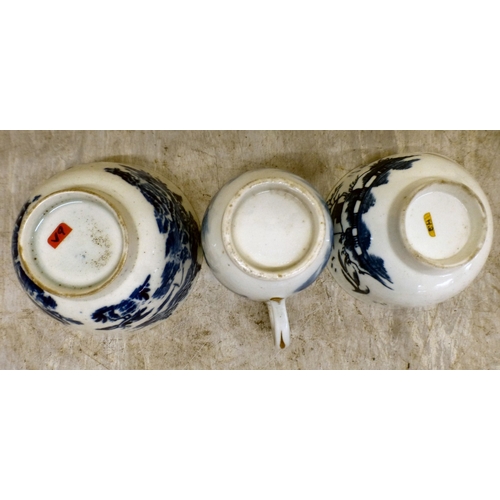 30 - 18th/19thC English porcelain collectables: to include two tea bowls and saucers, decorated in blue a... 