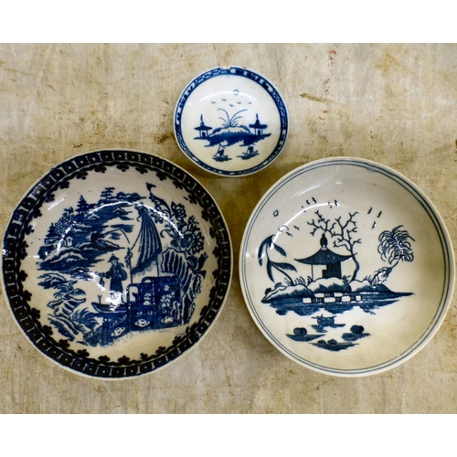 30 - 18th/19thC English porcelain collectables: to include two tea bowls and saucers, decorated in blue a... 