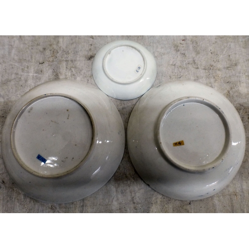 30 - 18th/19thC English porcelain collectables: to include two tea bowls and saucers, decorated in blue a... 