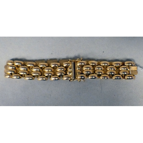 7 - A 9ct gold brickwork design bracelet&nbsp; (approx. 16.8grms)