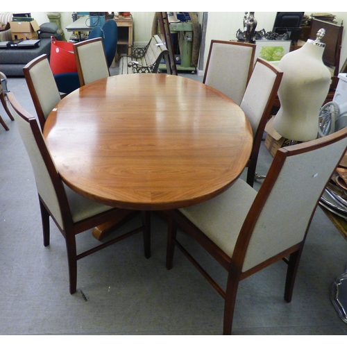 13 - A mid 20thC Danish Skovby rosewood dining table, raised on a quatrefoil base  28.5