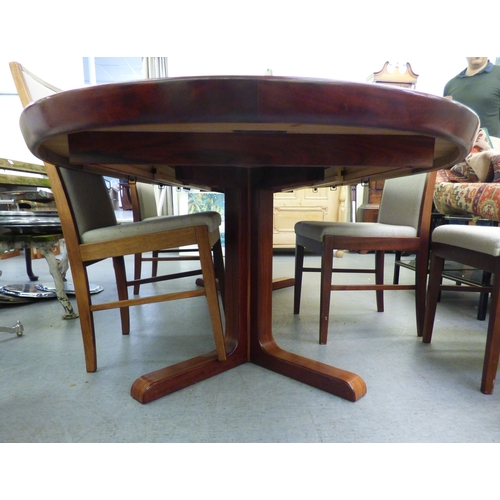 13 - A mid 20thC Danish Skovby rosewood dining table, raised on a quatrefoil base  28.5