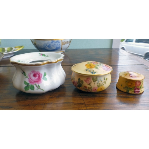 109 - Ceramics, viz. six items of late 18th/early 19thC (possibly Spode) porcelain tableware: to include a... 