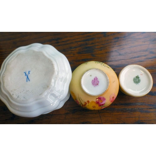 109 - Ceramics, viz. six items of late 18th/early 19thC (possibly Spode) porcelain tableware: to include a... 