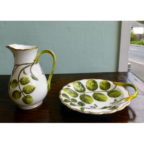 109 - Ceramics, viz. six items of late 18th/early 19thC (possibly Spode) porcelain tableware: to include a... 