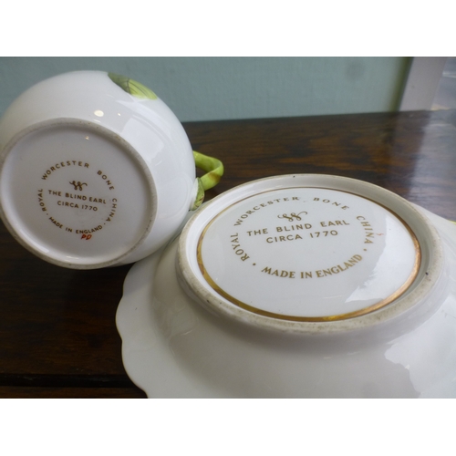 109 - Ceramics, viz. six items of late 18th/early 19thC (possibly Spode) porcelain tableware: to include a... 