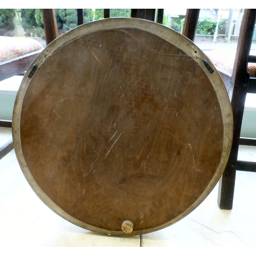 110 - An early 20thC convex mirror, set in a moulded gilt frame&nbsp; 22