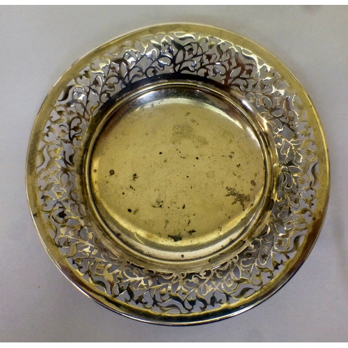 186 - Silver collectables: to include a Christening tankard&nbsp; marks rubbed&nbsp; (approx. combined gro... 