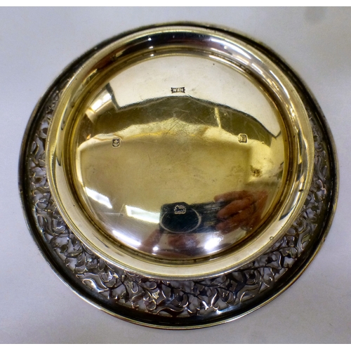 186 - Silver collectables: to include a Christening tankard&nbsp; marks rubbed&nbsp; (approx. combined gro... 