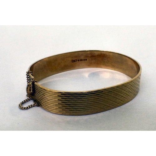 189 - A 9ct gold hinged bangle&nbsp; (approx. 23.7grms)