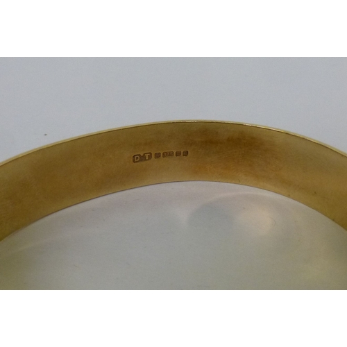 189 - A 9ct gold hinged bangle&nbsp; (approx. 23.7grms)